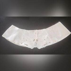 VINTAGE WHITE CUT-OUT PAISLEY WOMEN'S DRESS COLLAR